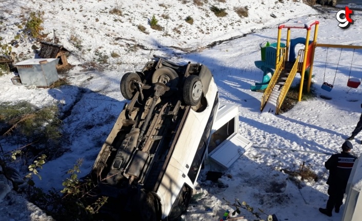 Trabzon'da buzlu yolda şarampole düşen minibüsteki 3 kişi yaralandı