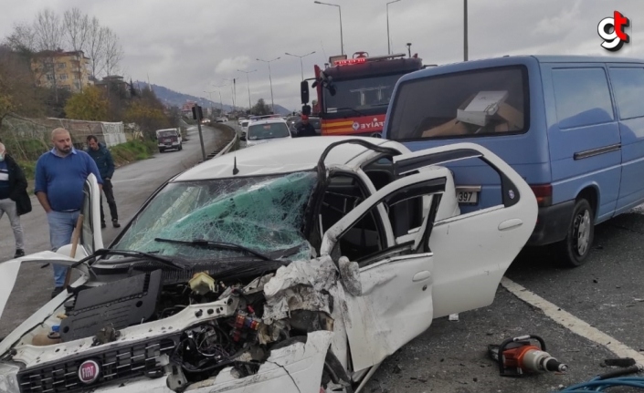 Trabzon'da otomobil ile minibüsün çarpıştığı kazada 6 kişi yaralandı