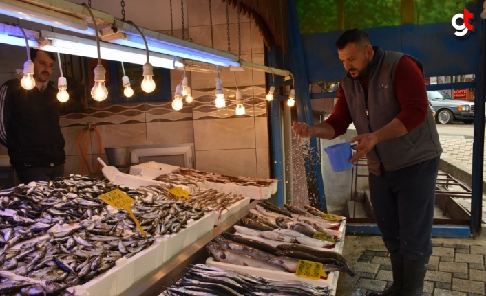 Trabzonlu balıkçıların tezgahlarını mezgit ve istavrit süslüyor