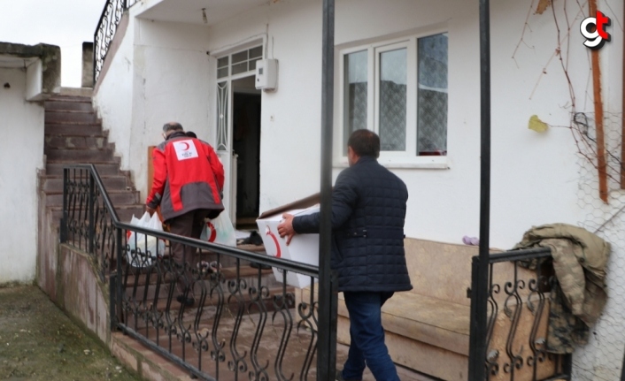 Türk Kızılay'dan Havza'da evi yanan aileye yardım