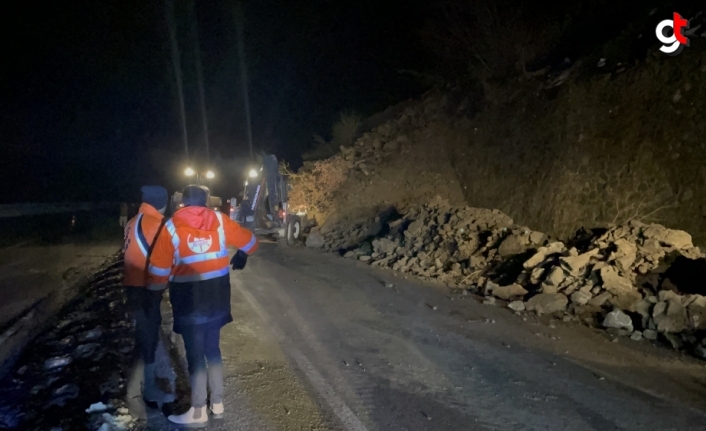 Zonguldak'ta heyelan nedeniyle kapanan kara yolunda temizlik çalışmaları sürüyor