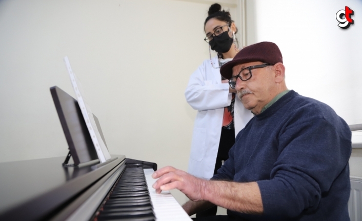 70 yaşındaki Canfer Çullu bir yılda 4 enstrüman çalmayı öğrendi