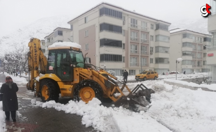 Amasya Belediyesi ekipleri karla mücadele çalışmalarını sürdürüyor