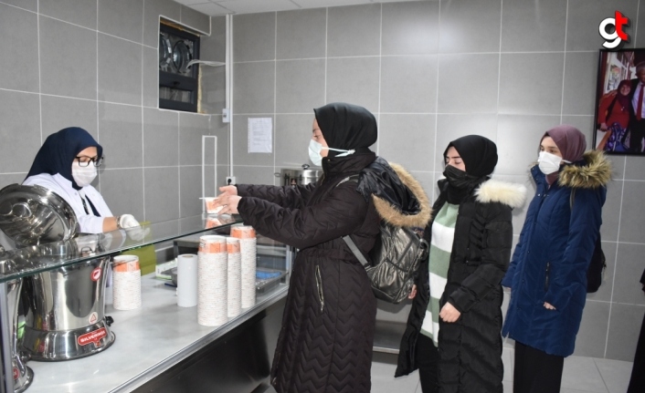 Amasya Belediyesi yaşlılar ve üniversitelilere ücretsiz çorba veriyor