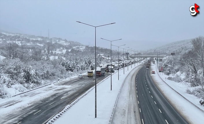 Anadolu Otoyolu'nun Bolu kesiminde kar nedeniyle Ankara yönüne ulaşım sağlanamıyor