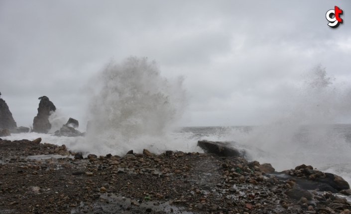 Bartın'da şiddetli rüzgar 5 metreyi aşan dalgalar oluşturdu