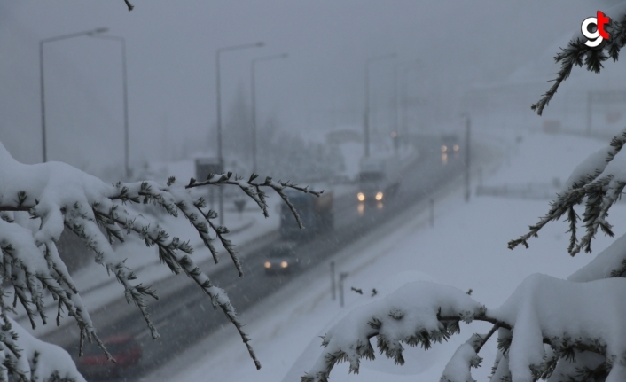 Bolu Dağı'nda kar nedeniyle İstanbul yönünde tırların geçişine izin verilmiyor