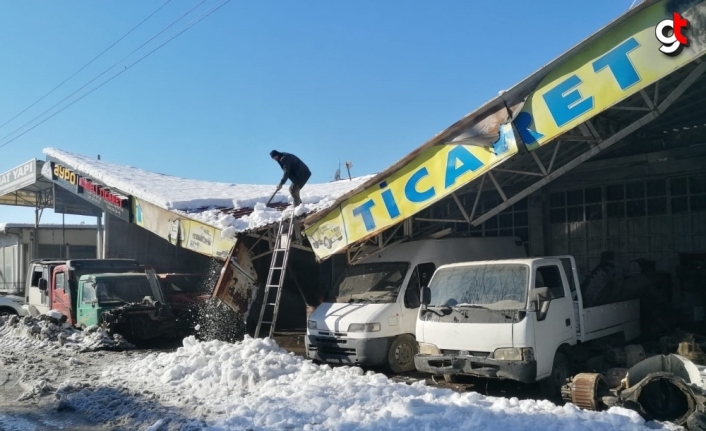 Çarşamba'da yoğun kar yağışı nedeniyle iş yerinin sundurması çöktü