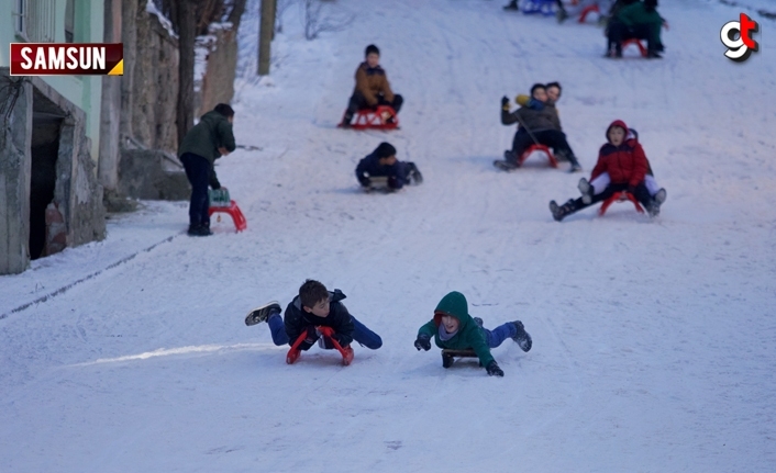 Çocuklar, Samsun sokaklarını kayak pistine çevirdi