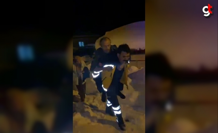 Çorum'da sağlık çalışanı, hastayı karla kaplı yolda 500 metre sırtında taşıdı