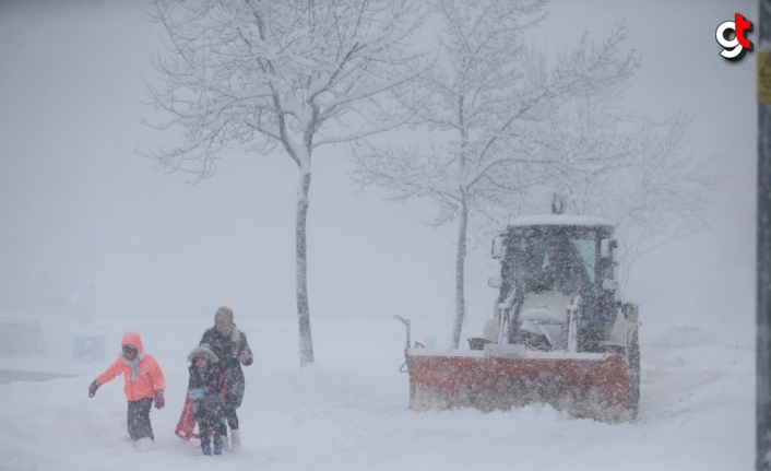 Düzce'de çocuklar karda gönüllerince eğlendi