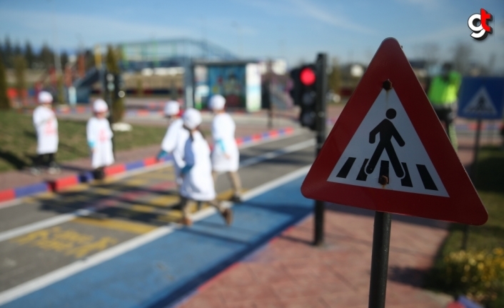 Düzce'de ilkokul öğrencileri trafik kurallarını parkurda öğrendi