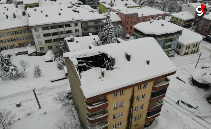 Düzce'de kar biriken apartmanın çatısı çöktü