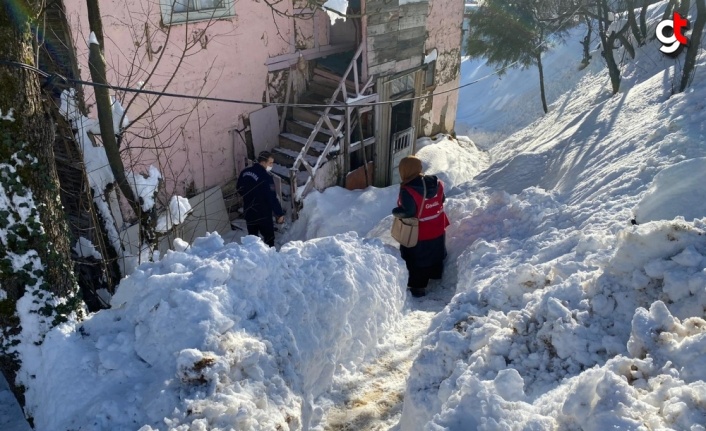 Düzce'de kar nedeniyle ulaşımda güçlük çekilen evlere gıda yardımı