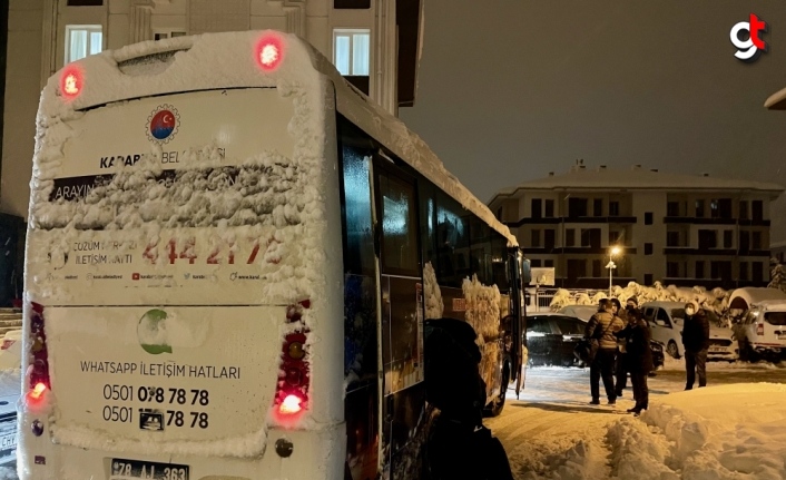 Düzce'de kar nedeniyle yolda kalan 400 kişi öğrenci yurdunda misafir ediliyor