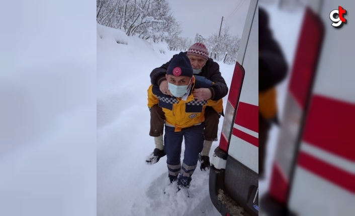 Düzce'de sağlık personeli 79 yaşındaki hastayı sırtında ambulansa taşıdı