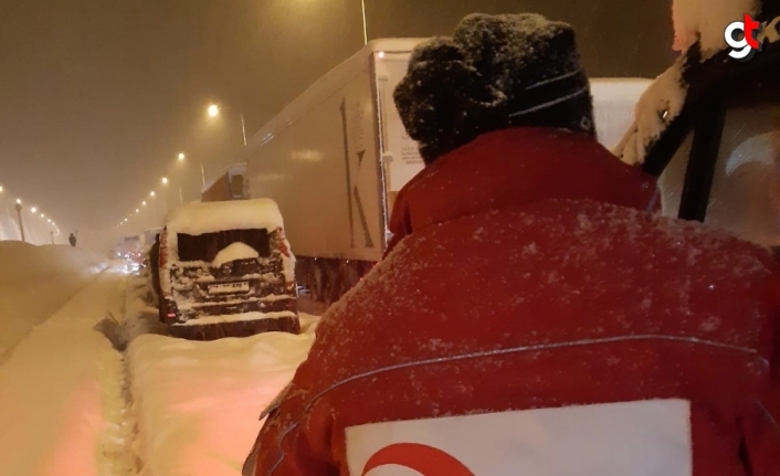 Düzce'de yolda kalanlara AFAD, Türk Kızılay ve gönüllüler yardım ediyor