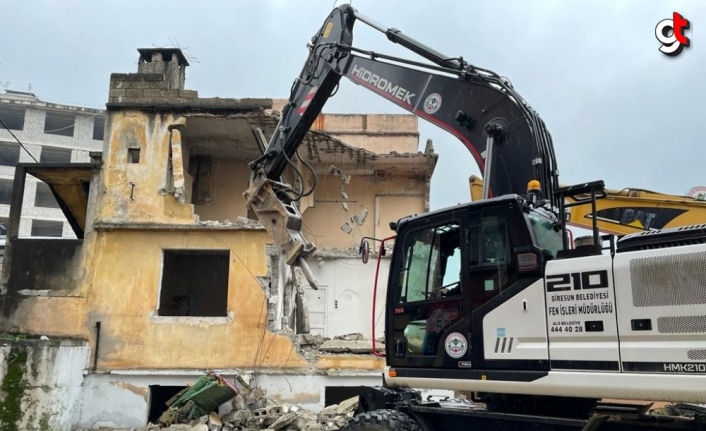 Giresun Belediyesi kamulaştırılan binaların yıkımını sürdürüyor