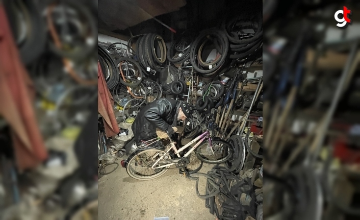 Giresun'da 80 yaşındaki usta, 55 yıldır aynı yerde bisiklet tamir ediyor