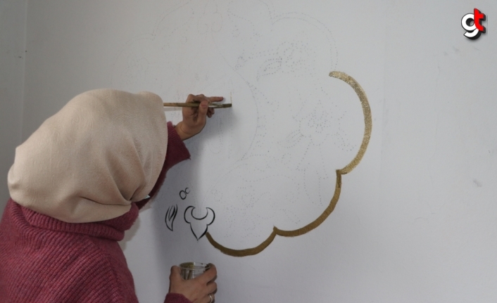 Gönüllü akademisyen cami ve Kur'an kursu duvarlarını işlemelerle süslüyor