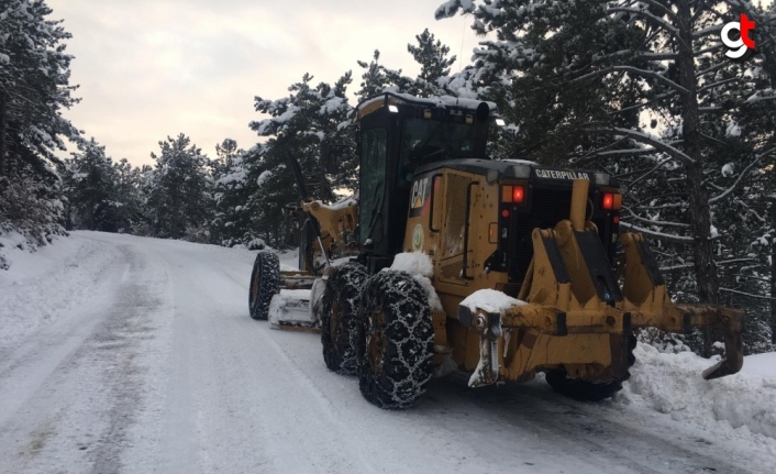 Göynük'te karla kaplanan köy yolları orman ekiplerinin desteğiyle açıldı
