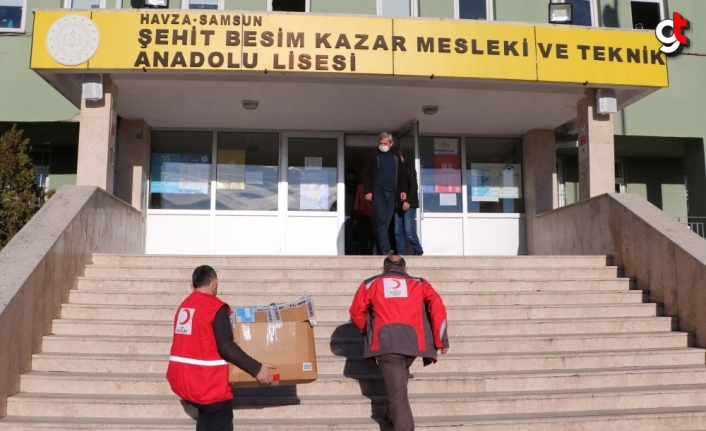Havza'da Türk Kızılay'dan öğrencilere mont ve bot yardımı