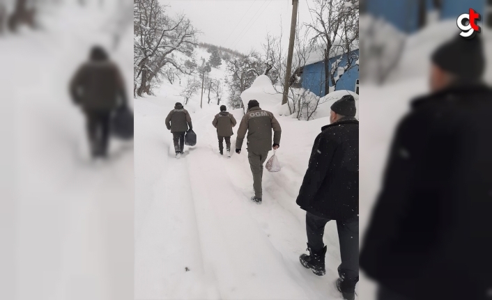 İki metre kar bulunan köyün acil ihtiyaçları için kurumlar seferber oldu
