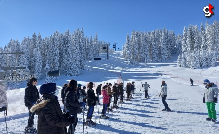 Ilgaz Dağı'nda öğrencilere kayak eğitimi