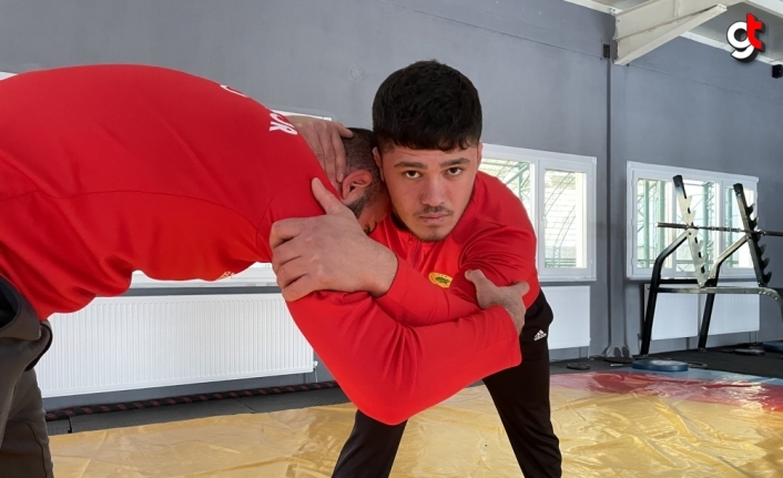 İşitme engelli milli güreşçi Ahmet Erfidan'ın hedefi olimpiyatlara katılmak