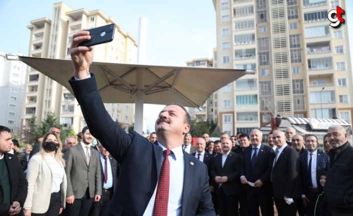 İYİ Partili Usta ve Ağırailoğlu Samsun'da partiye yeni katılanlara rozetlerini taktı