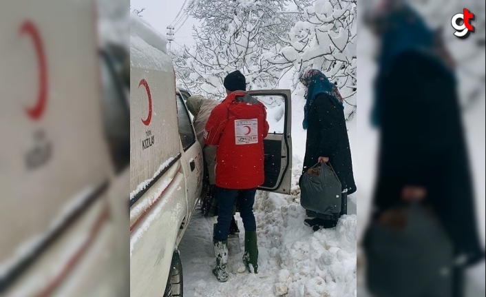 Kar nedeniyle mahsur kalan diyaliz hastasını ilçeye Kızılay ekibi ulaştırdı