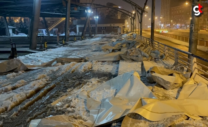 Karabük'te kar nedeniyle dolmuş duraklarındaki brandalar çöktü