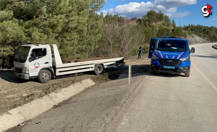 Karabük'te şarampole devrilen otomobildeki 3 sözleşmeli er yaralandı