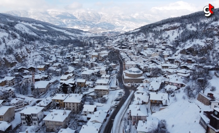 Karla beyaza bürünen Osmanlı kasabası Mudurnu havadan görüntülendi
