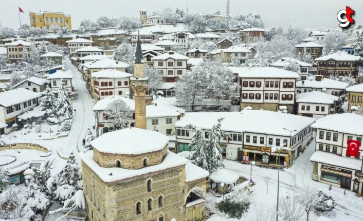 Karla kaplanan Safranbolu'nun tarihi konakları güzel görüntü oluşturdu