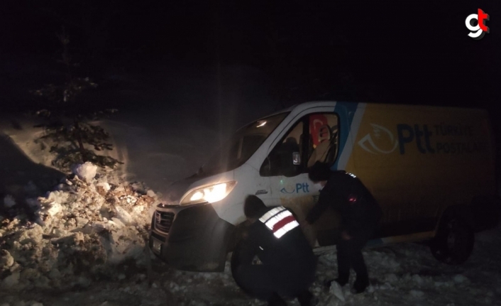 Kastamonu'da kar nedeniyle yolda kalanlara jandarma yardım ediyor