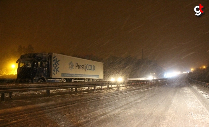 Kastamonu'da kar yağışı ulaşımı olumsuz etkiliyor