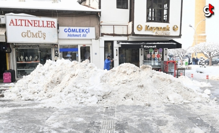 Kuraklıktan etkilenen Çorum'da caddelerden toplanan kar baraja taşınıyor