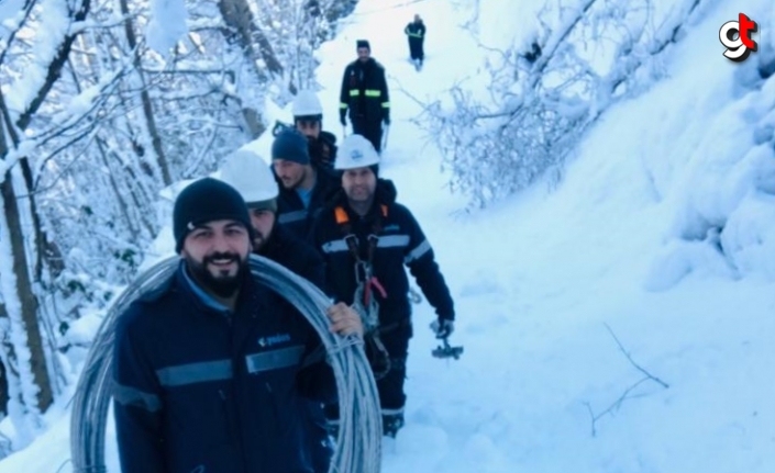 Ordu'da ekipler karda 2 kilometre yürüyerek elektrik arızasını giderdi