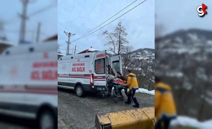 Rize'de kardan ambulansın ulaşamadığı köydeki hasta ve sağlıkçılar kepçeyle taşındı