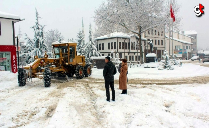 Safranbolu Belediyesi ekiplerinin karla mücadele çalışmaları sürüyor