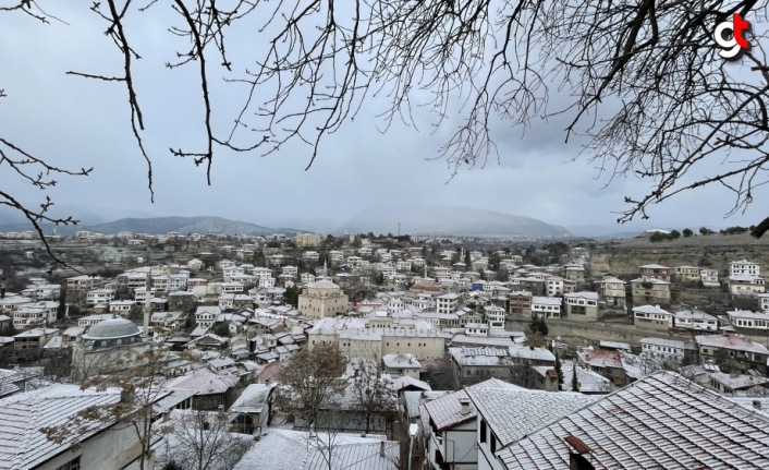 Safranbolu'nun tarihi konakları karla beyaza büründü