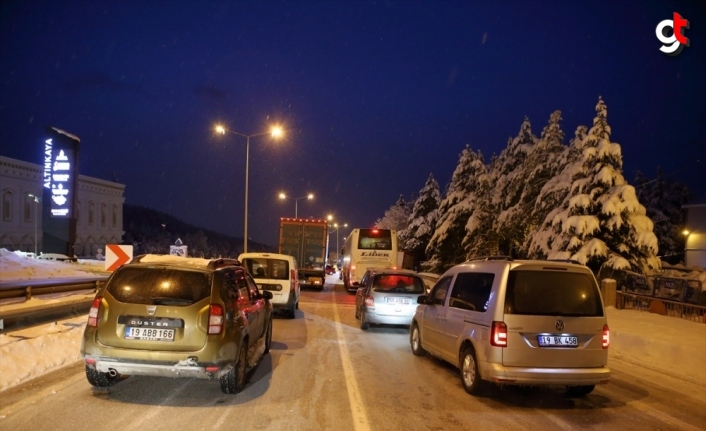 Samsun-Ankara kara yolunda buzlanma nedeniyle ulaşımda aksama yaşanıyor