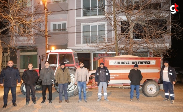 Suluova Belediyesi ekipleri ana arterlerde tuzlama çalışması yaptı