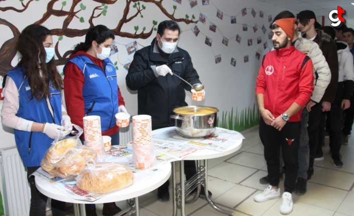 Taşova Gençlik Merkezinden üniversite öğrencilerine çorba ikramı