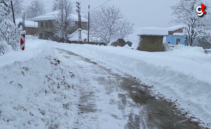 Tekkeköy'de kar ile kapanan yollar açılıyor