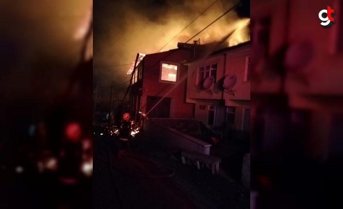 Tokat'ta 3 katlı evin çatısı yandı