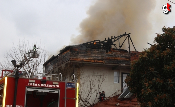 Tokat'ta çıkan yangında evin çatısında hasar oluştu