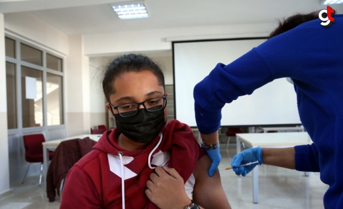 Tokat'ta sağlık ekipleri okullarda öğrencilere Kovid-19 aşısı yapıyor