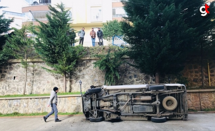 Trabzon'da yoldan site bahçesine düşen kamyonetteki 3 kişi yaralandı